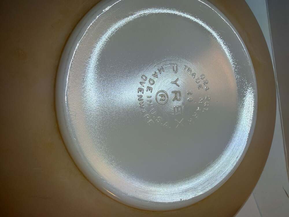 Pyrex 024 Vintage 2-Quart Round Casserole Serving Dish with Strawberry Vine Patt - Picture 9 of 9